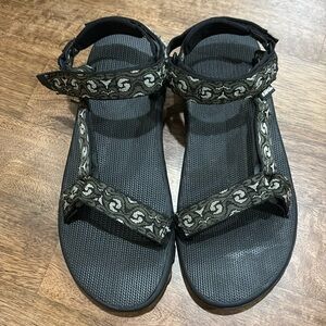 Teva sandals men 12. Hiking, outdoor shoes. Very good condition.